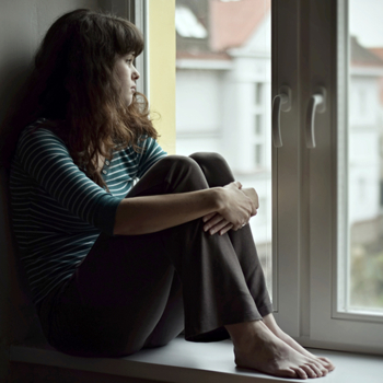 Quarantäne Frau am Fenster Foto iStock Tunatura.jpg
